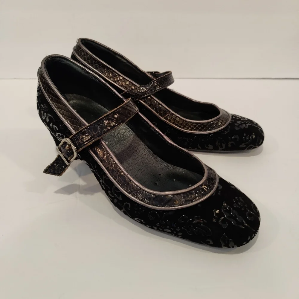 Kelle Comfort Yuki Floral Suede Pumps